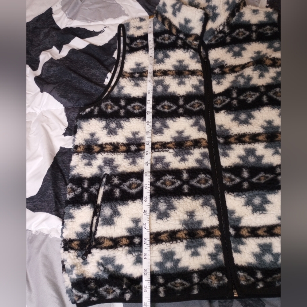 Patterned Fleece Vest - Picture 6 of 6